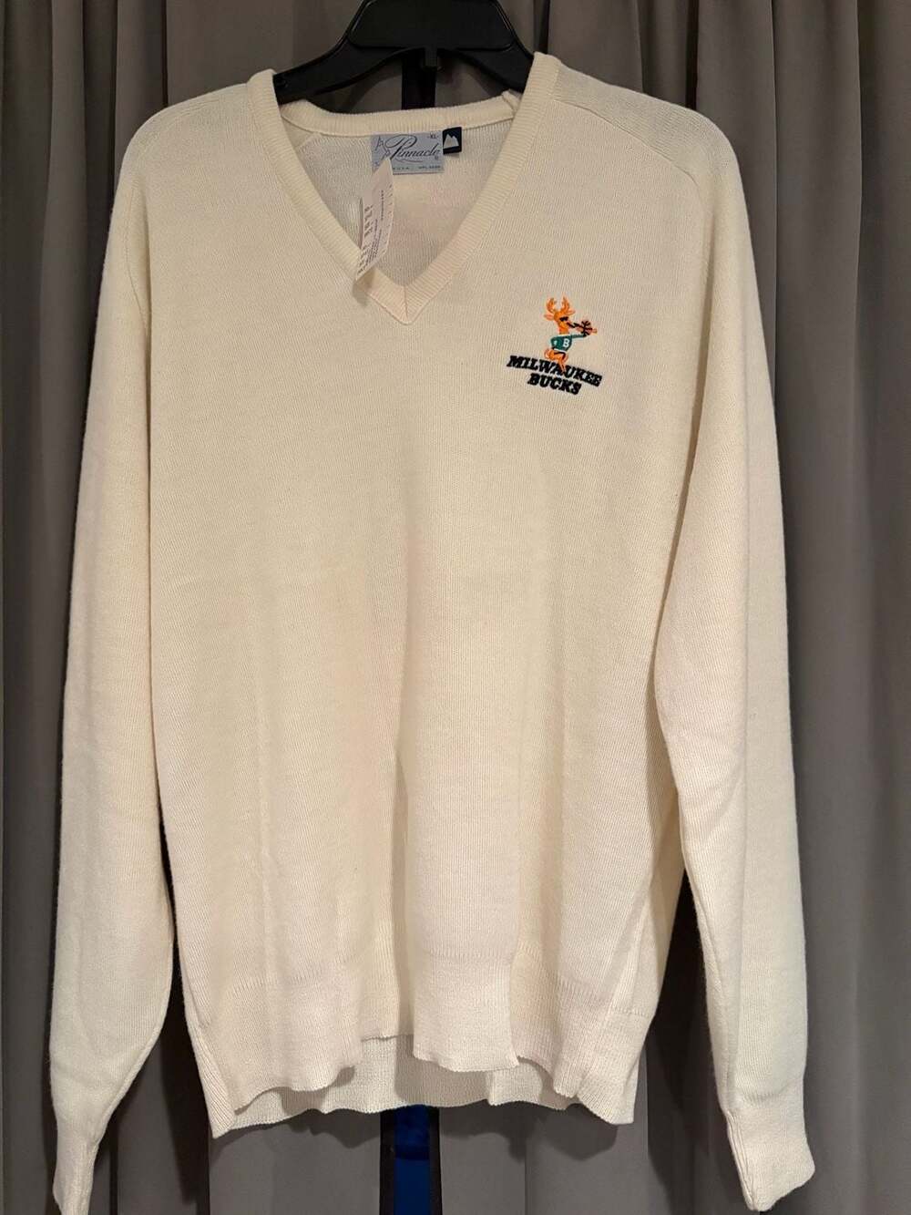 Pinnacle Milwaukee Bucks V-Neck Sweater Size XL Off White Vintage NBA